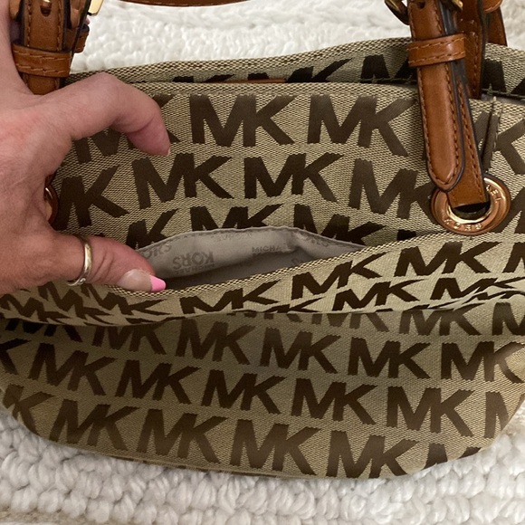 Michael Kors Bucket Bag - Picture 2 of 3